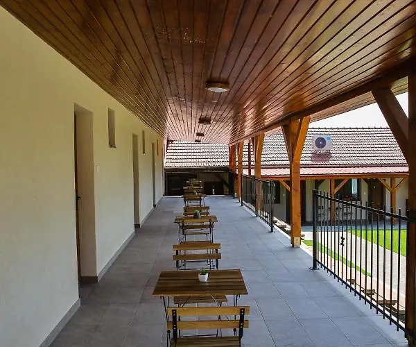 Tulip Garden Panzió Alojamento de Acomodação e Pequeno-almoço