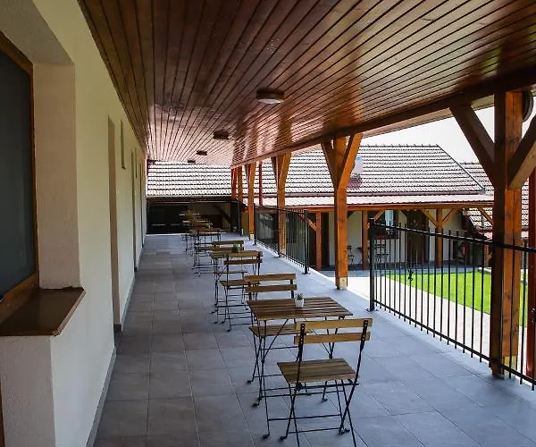 Tulip Garden Panzió Alojamento de Acomodação e Pequeno-almoço