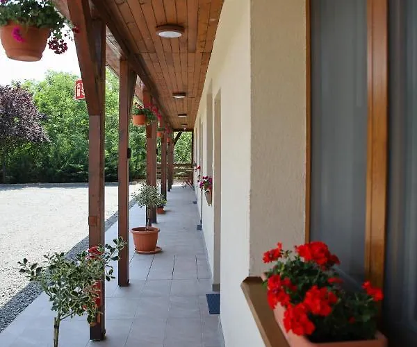Tulip Garden Panzió Alojamento de Acomodação e Pequeno-almoço 3*